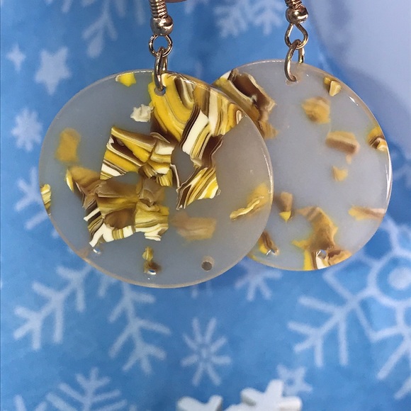 Gold/Yellow Fleck acrylic round dangle earrings - Picture 1 of 4